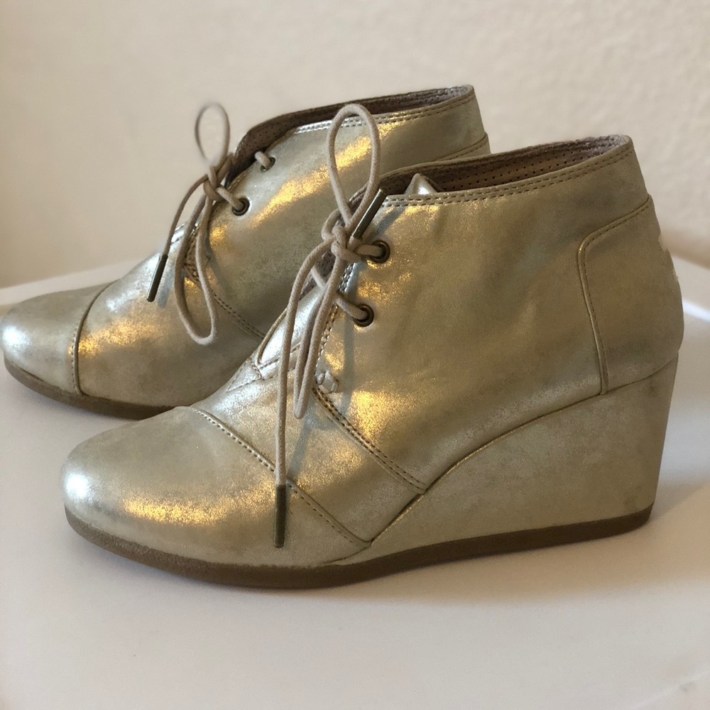 TOMS Desert Wedge White Gold Metallic Shoes